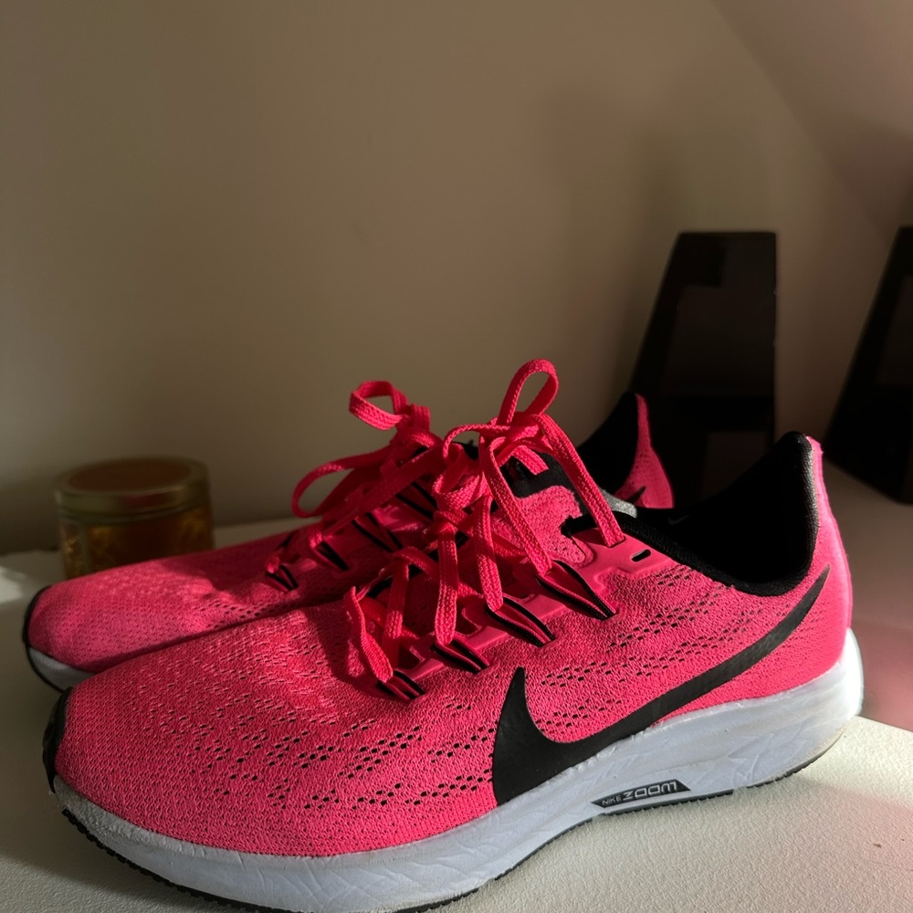 Women’s 7.5 Nike Zoom athletic shoes